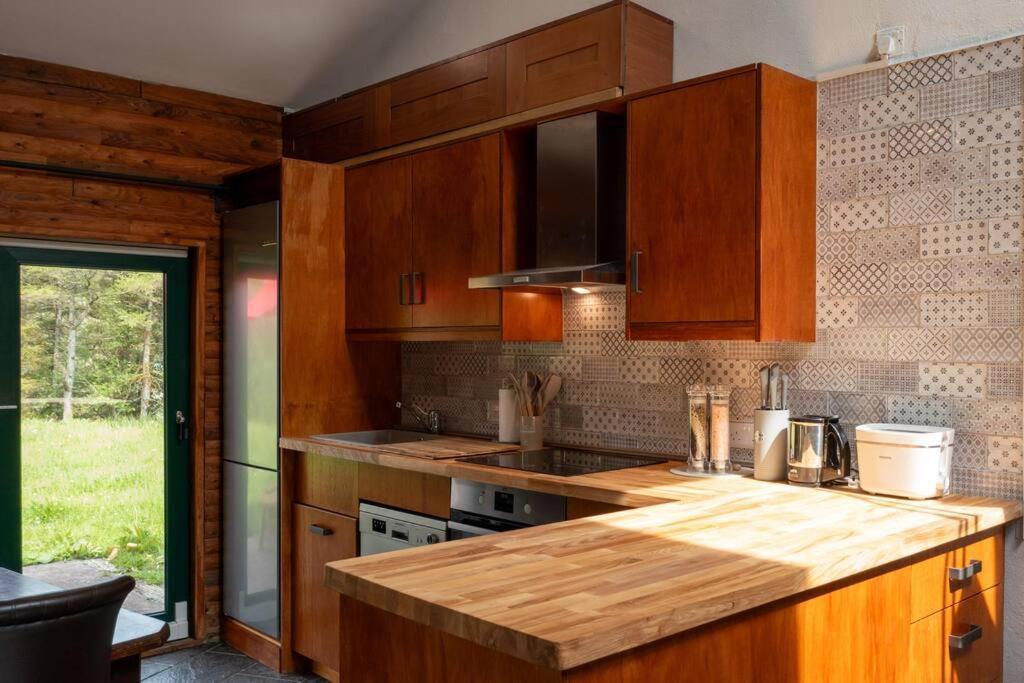 Heather Lodge With Sea And Mountain Views Leenaun Extérieur photo