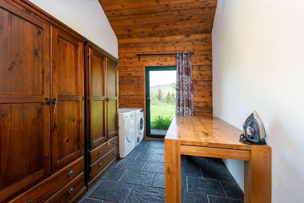 Heather Lodge With Sea And Mountain Views Leenaun Extérieur photo